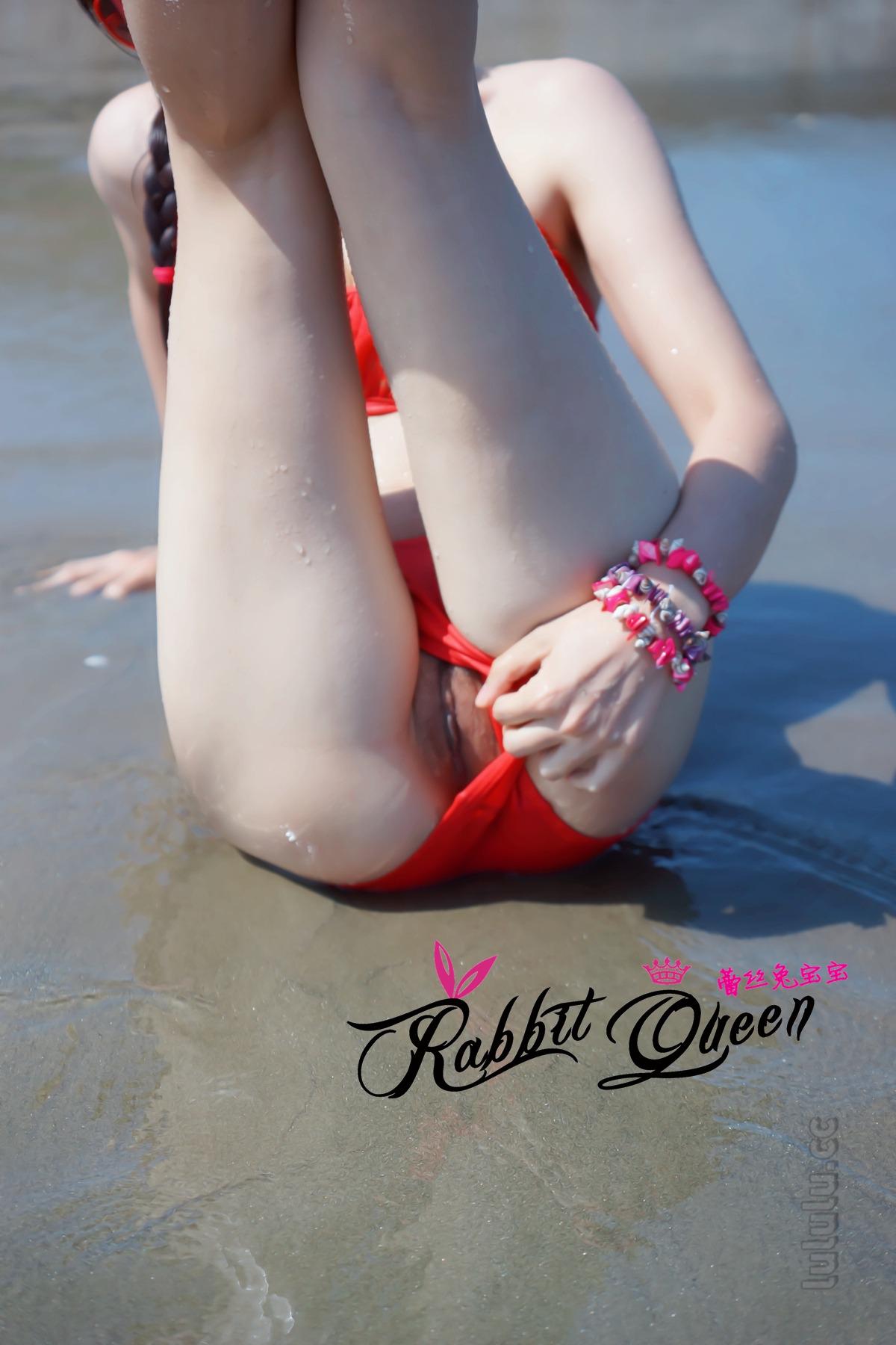 Lace Rabbit Baby boldly exposes on the beach in front of people 40P