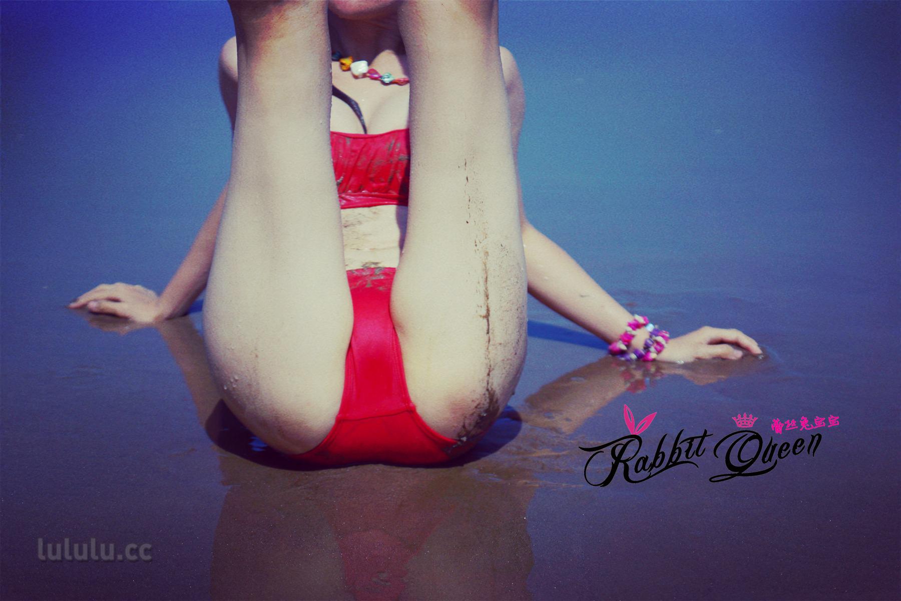 Lace Rabbit Baby boldly exposes on the beach in front of people 40P