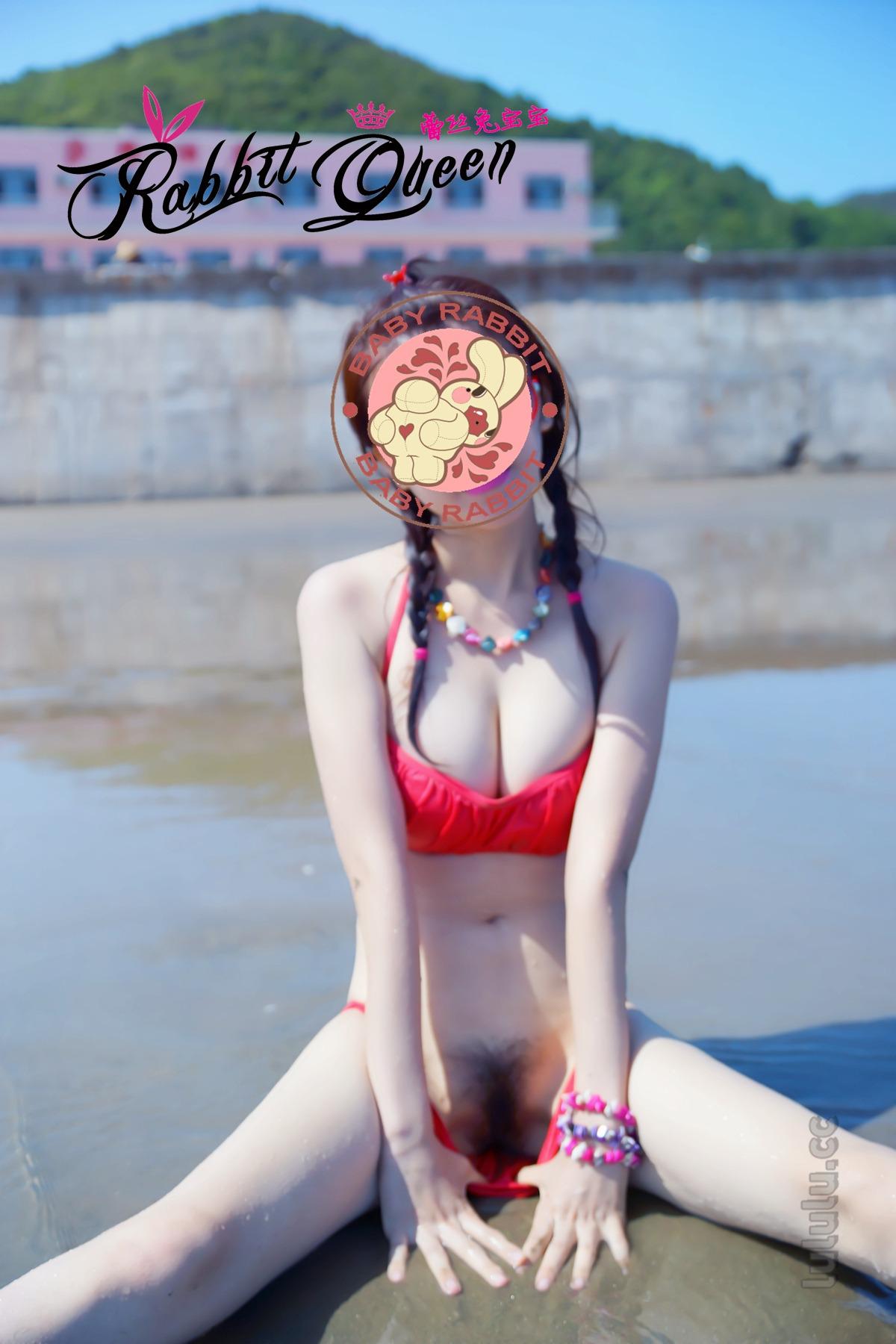 Lace Rabbit Baby boldly exposes on the beach in front of people 40P