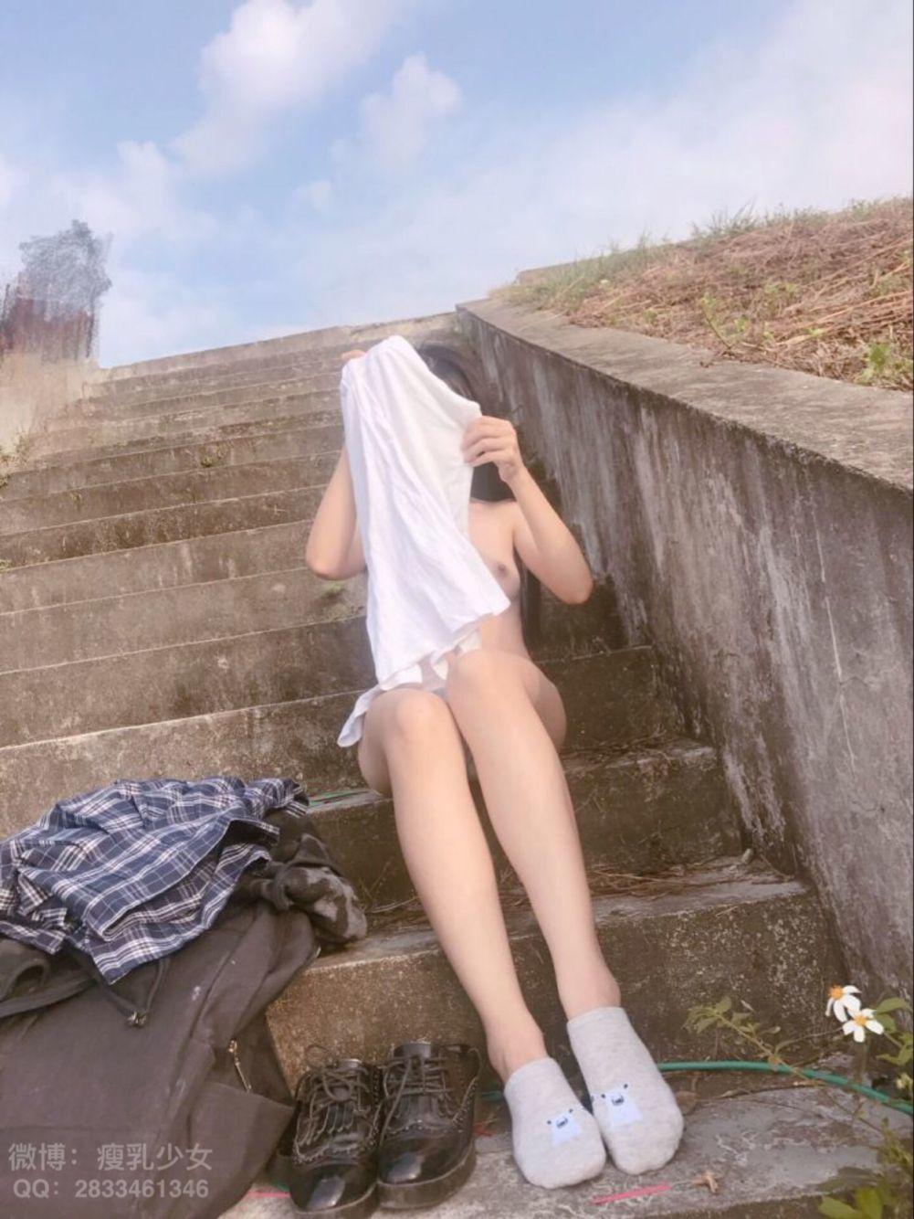 奶肌醬-公園露出 36P