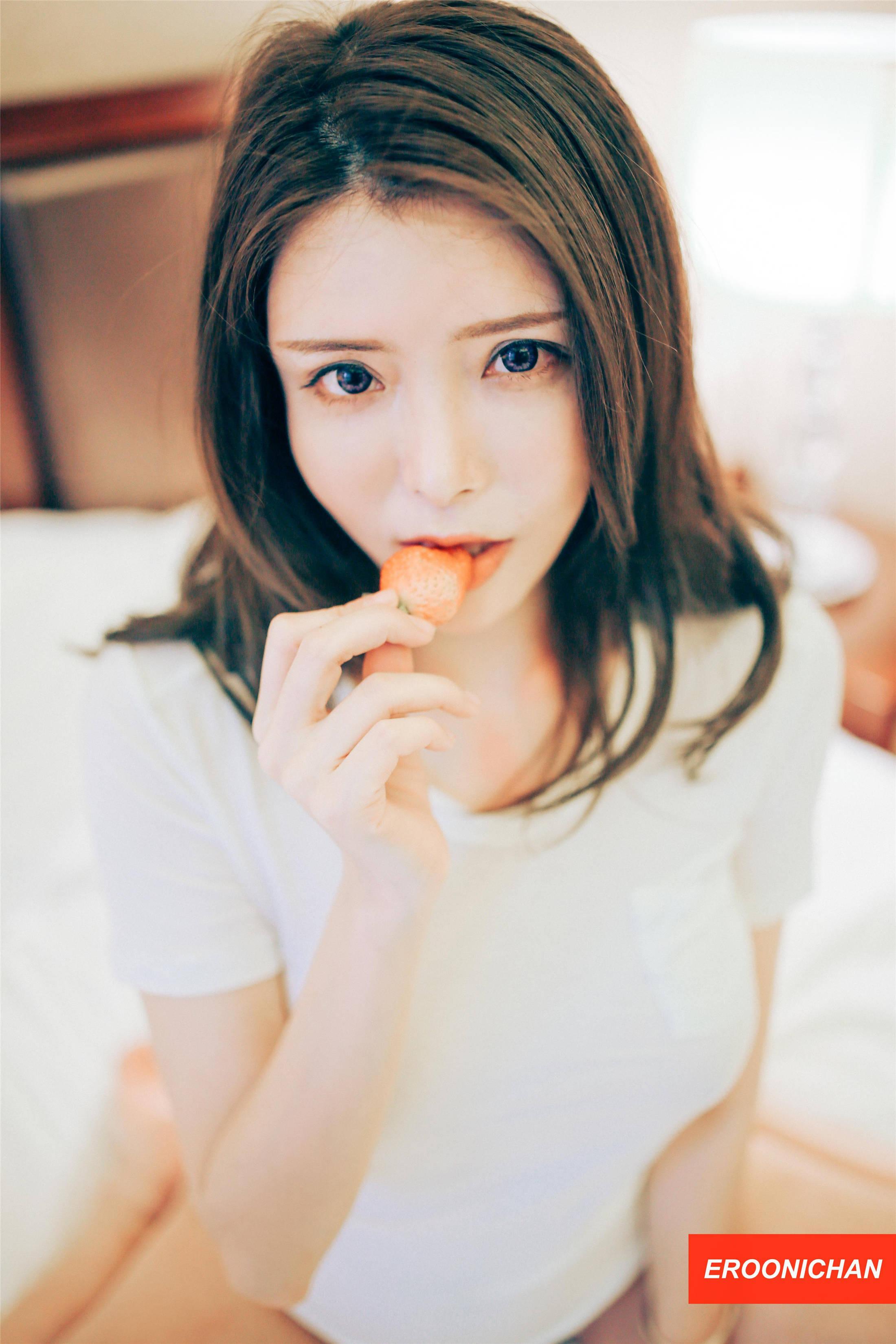 EROONICHAN Photography Album of Xia Xiao Qiu Qiu Qiu CUTE Photo Book, 72 Pages