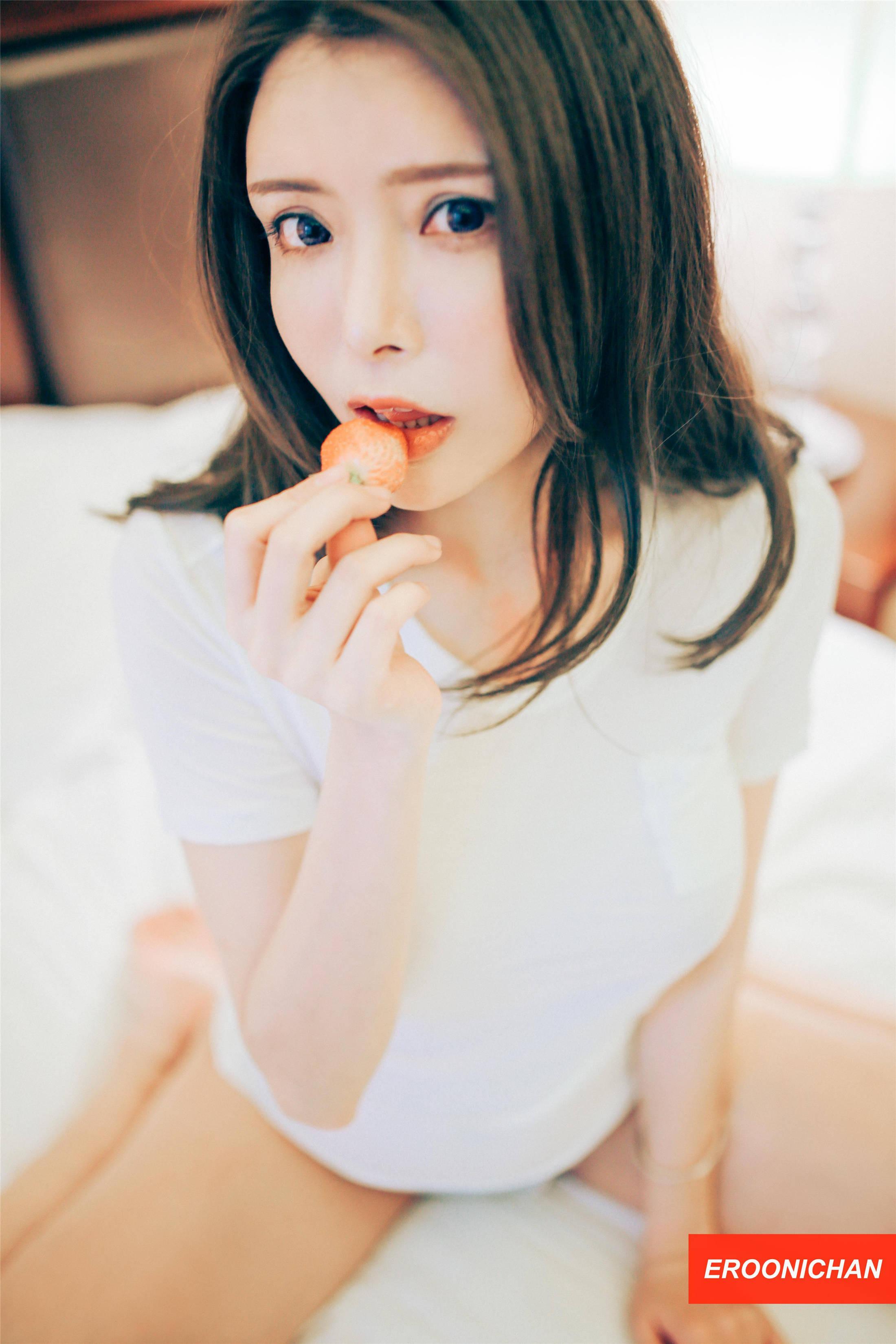 EROONICHAN Photography Album of Xia Xiao Qiu Qiu Qiu CUTE Photo Book, 72 Pages