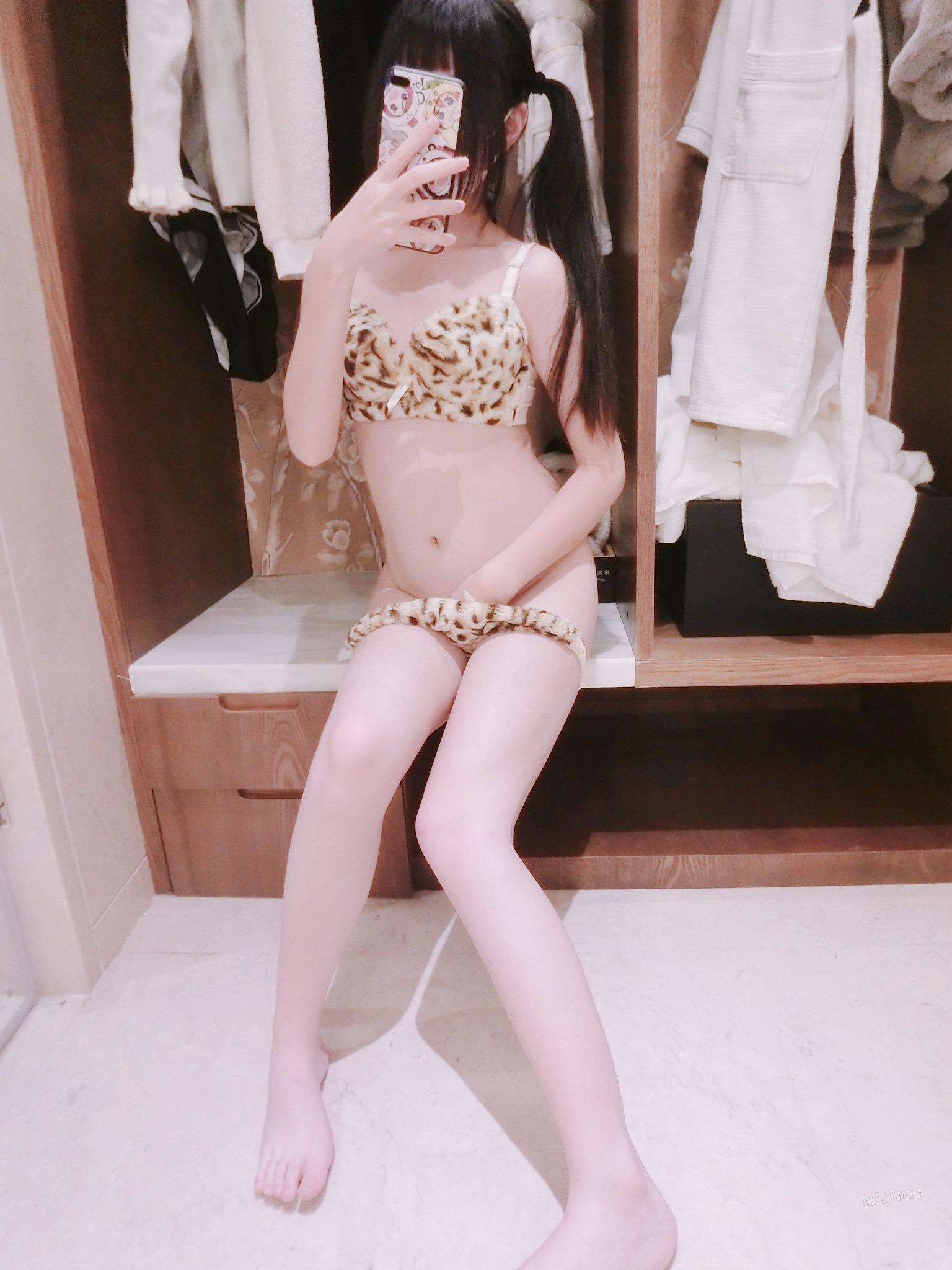 工口小妖精 - 輸了麻將全裸在桌上的小豹貓 52P