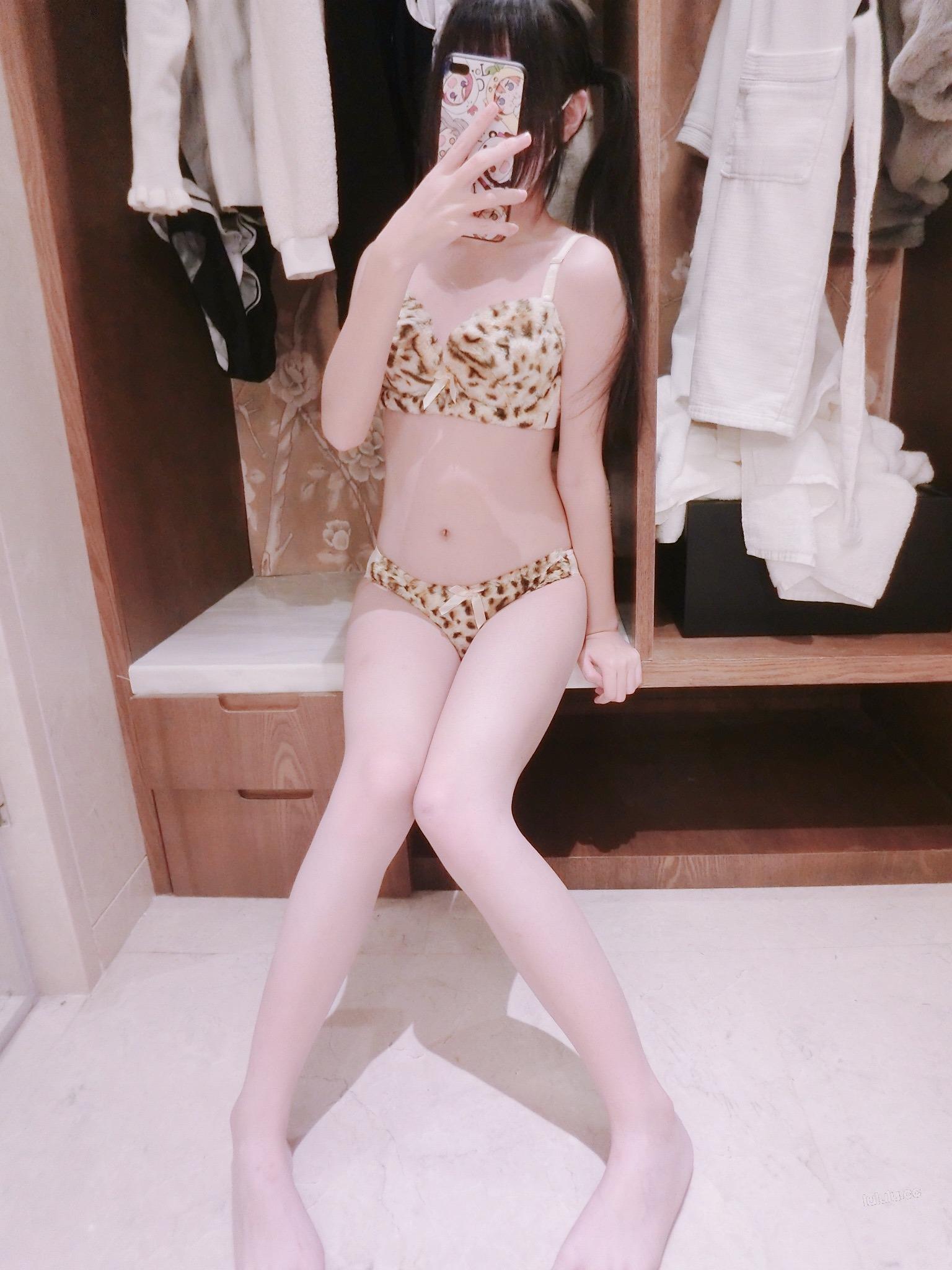 工口小妖精 - 輸了麻將全裸在桌上的小豹貓 52P