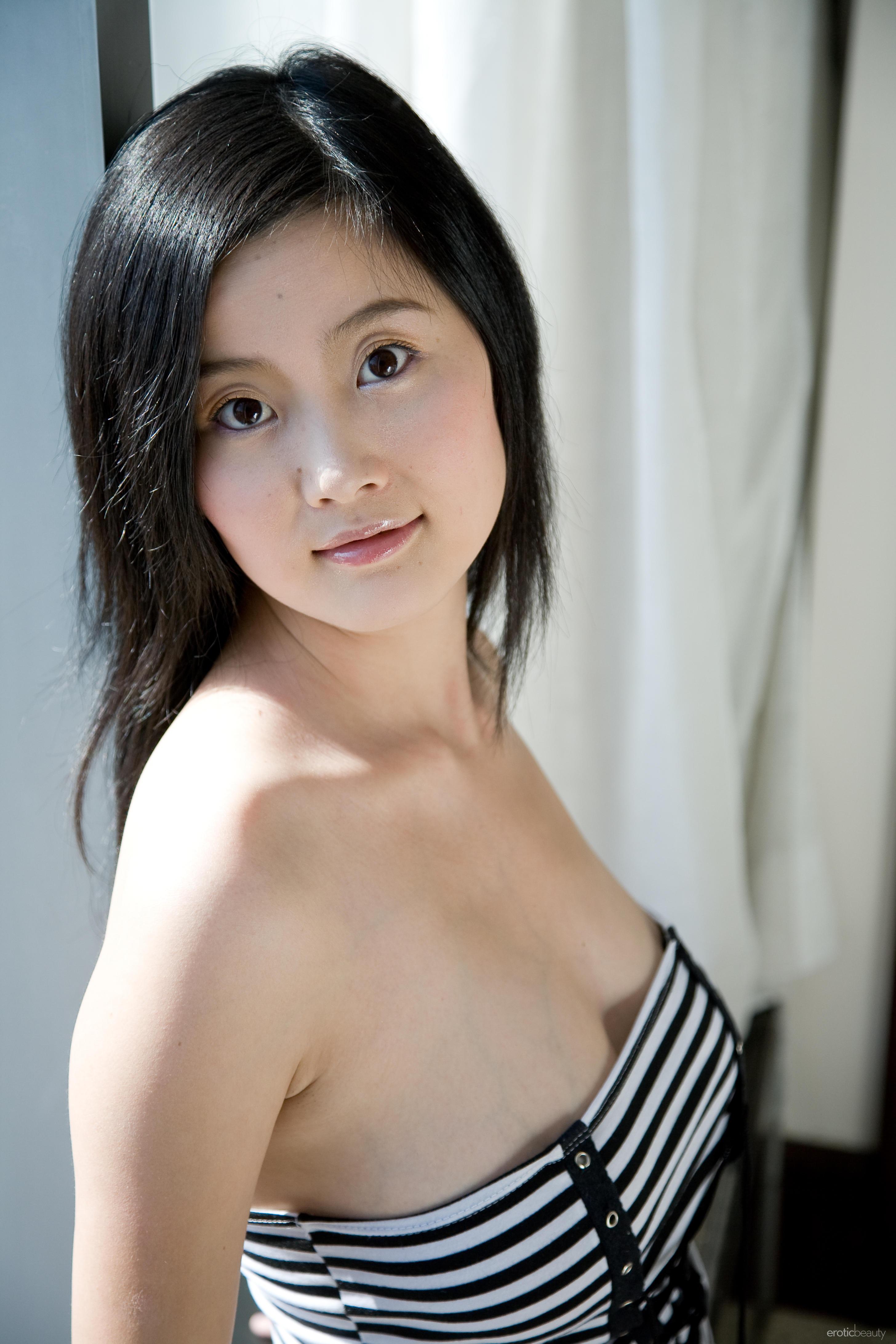 極品美模丫頭私拍無聖光套圖 120P