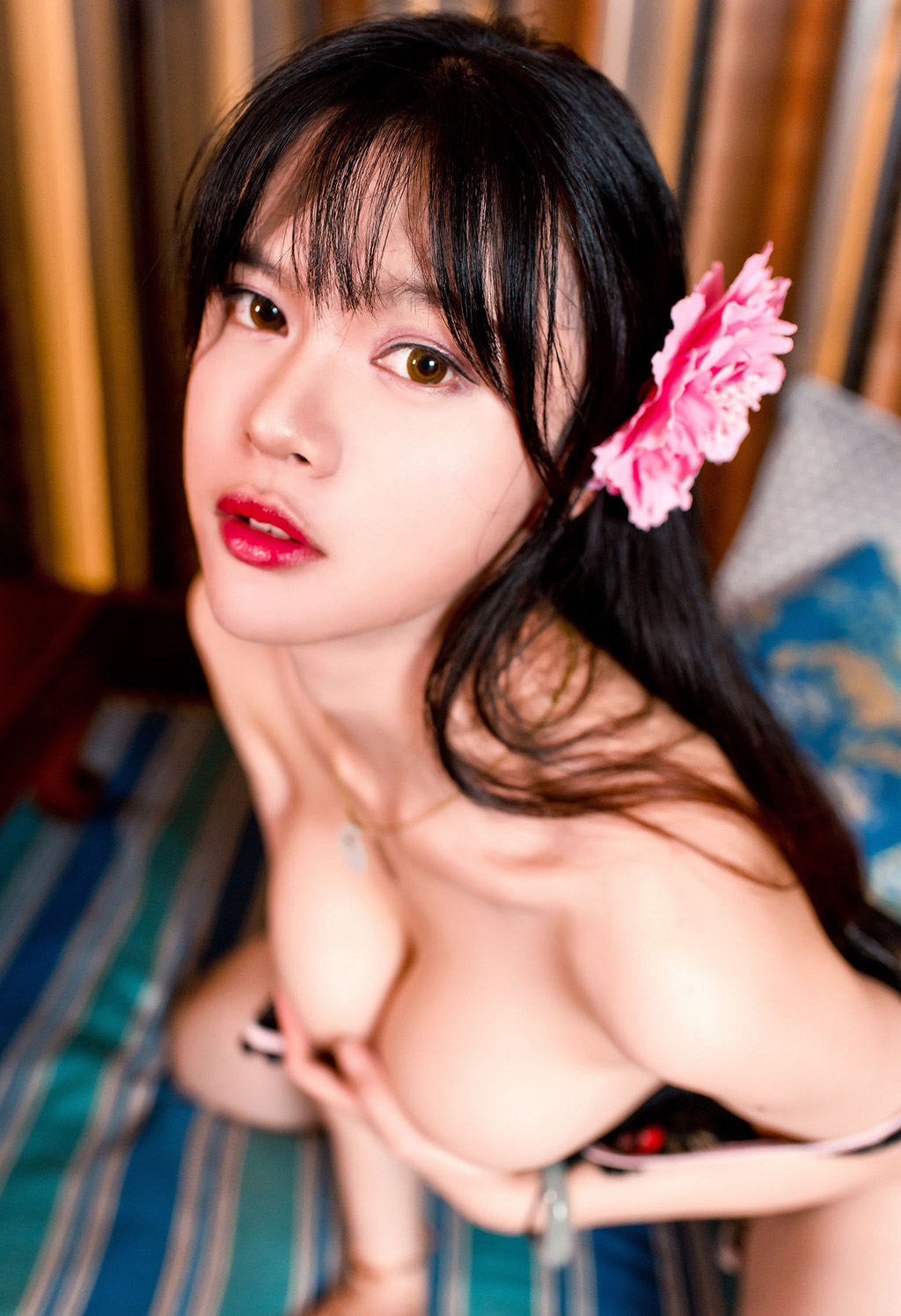 Taozi Marry với cờ pao khoét lỗ mang nét quyến rũ và đồ lót ren quyến rũ.