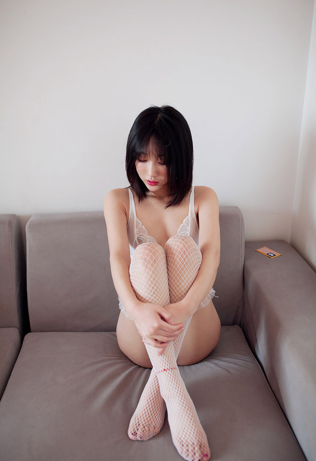小九月のセクシーな下着の下、玲瓏で嬌媚な香しい体