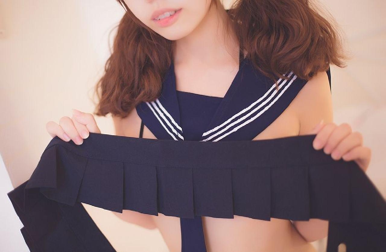 Cô gái học sinh mặc váy ngắn - 71P