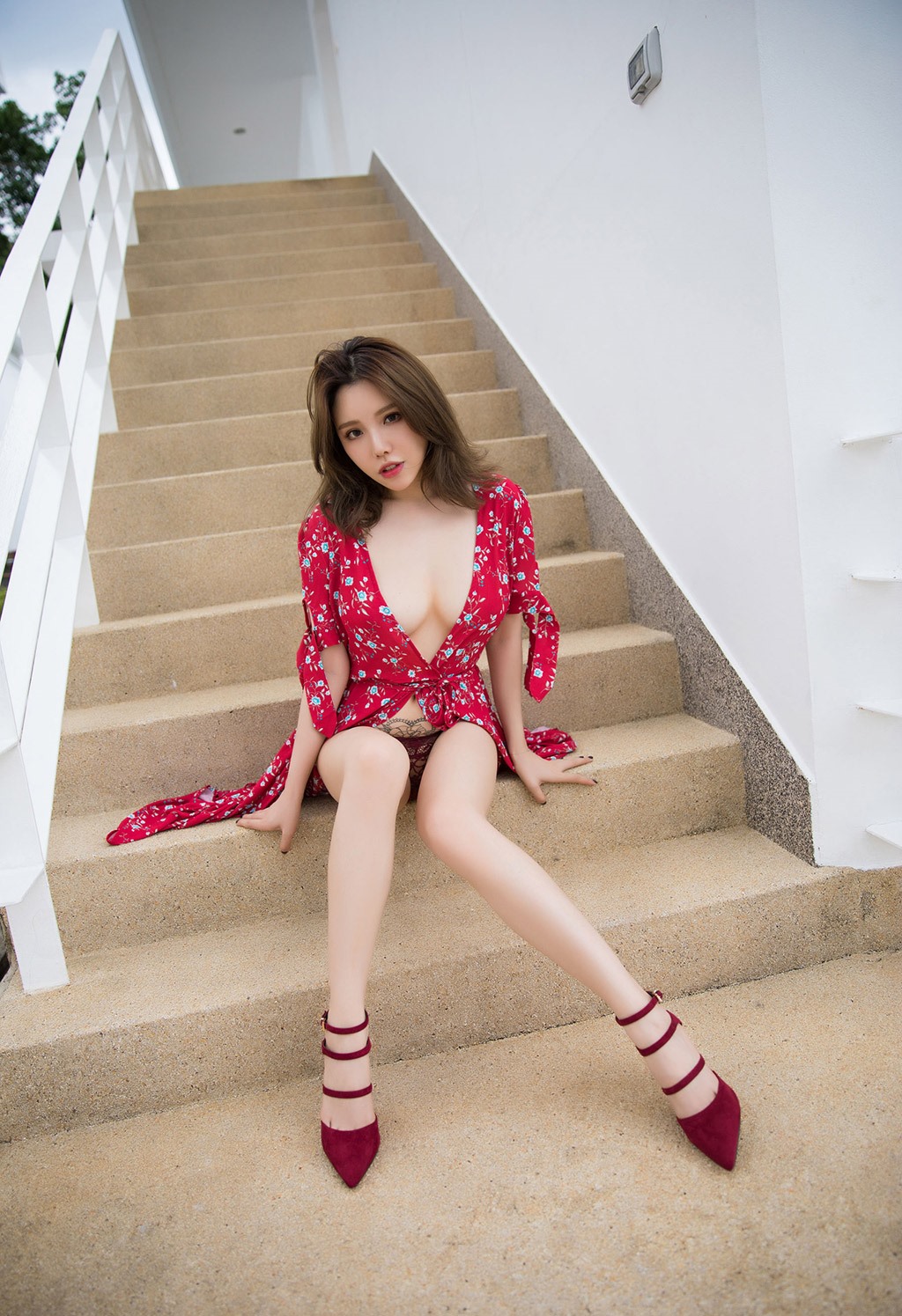 Nữ thần gợi cảm Hoàng Lạc Nhiên e thẹn với váy dài và đôi chân đẹp.