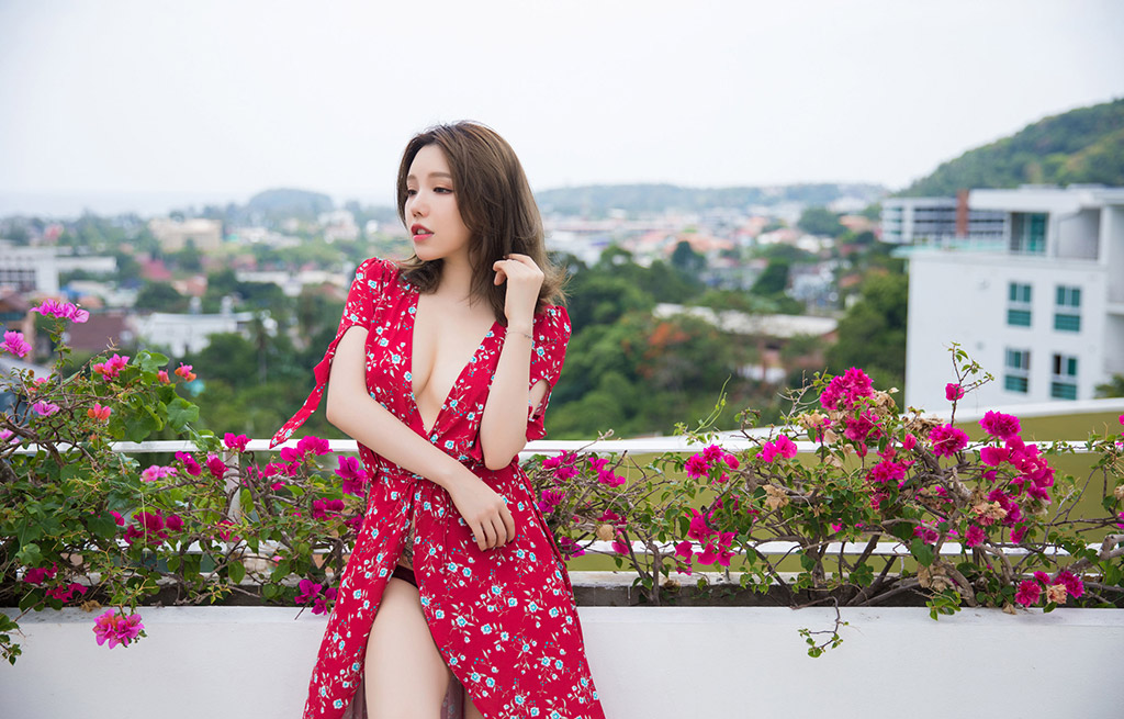 Nữ thần gợi cảm Hoàng Lạc Nhiên e thẹn với váy dài và đôi chân đẹp.
