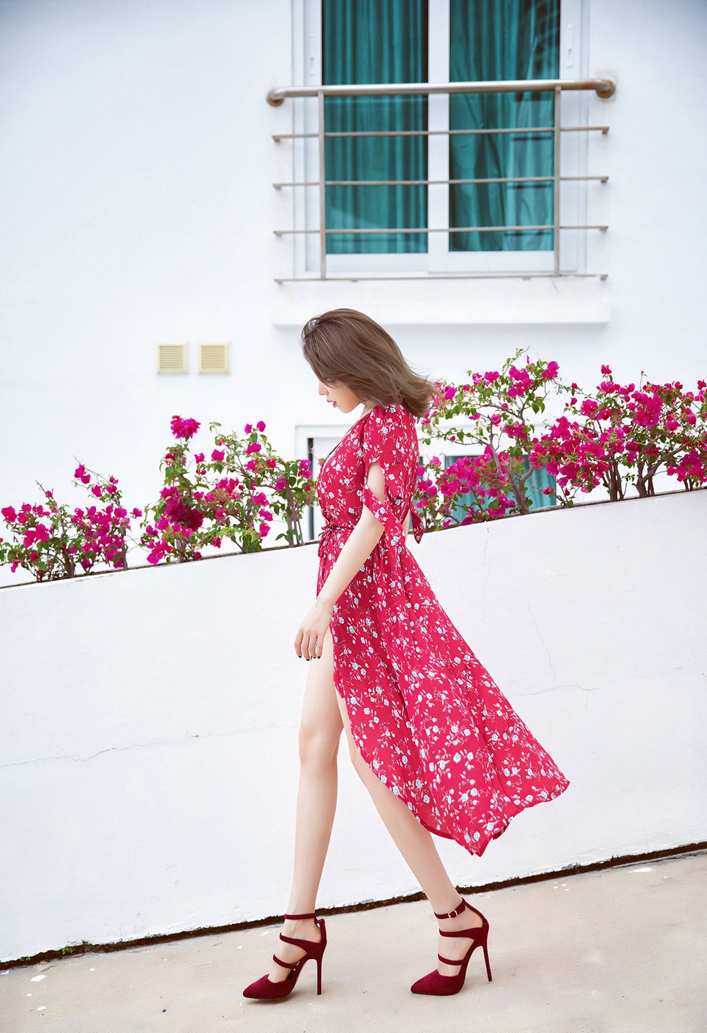 Nữ thần gợi cảm Hoàng Lạc Nhiên e thẹn với váy dài và đôi chân đẹp.