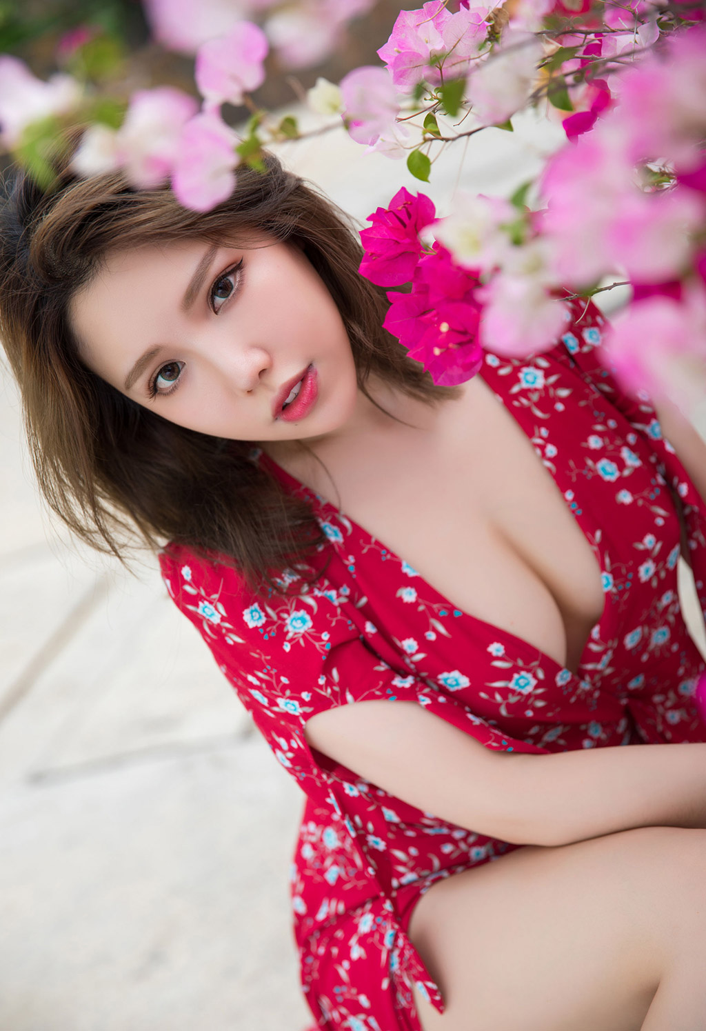 Sexy Huang Le Ran's shy long skirt beautiful legs goddess