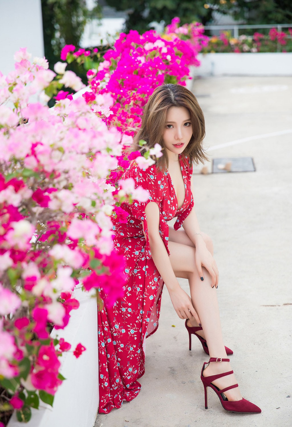 Sexy Huang Le Ran's shy long skirt beautiful legs goddess