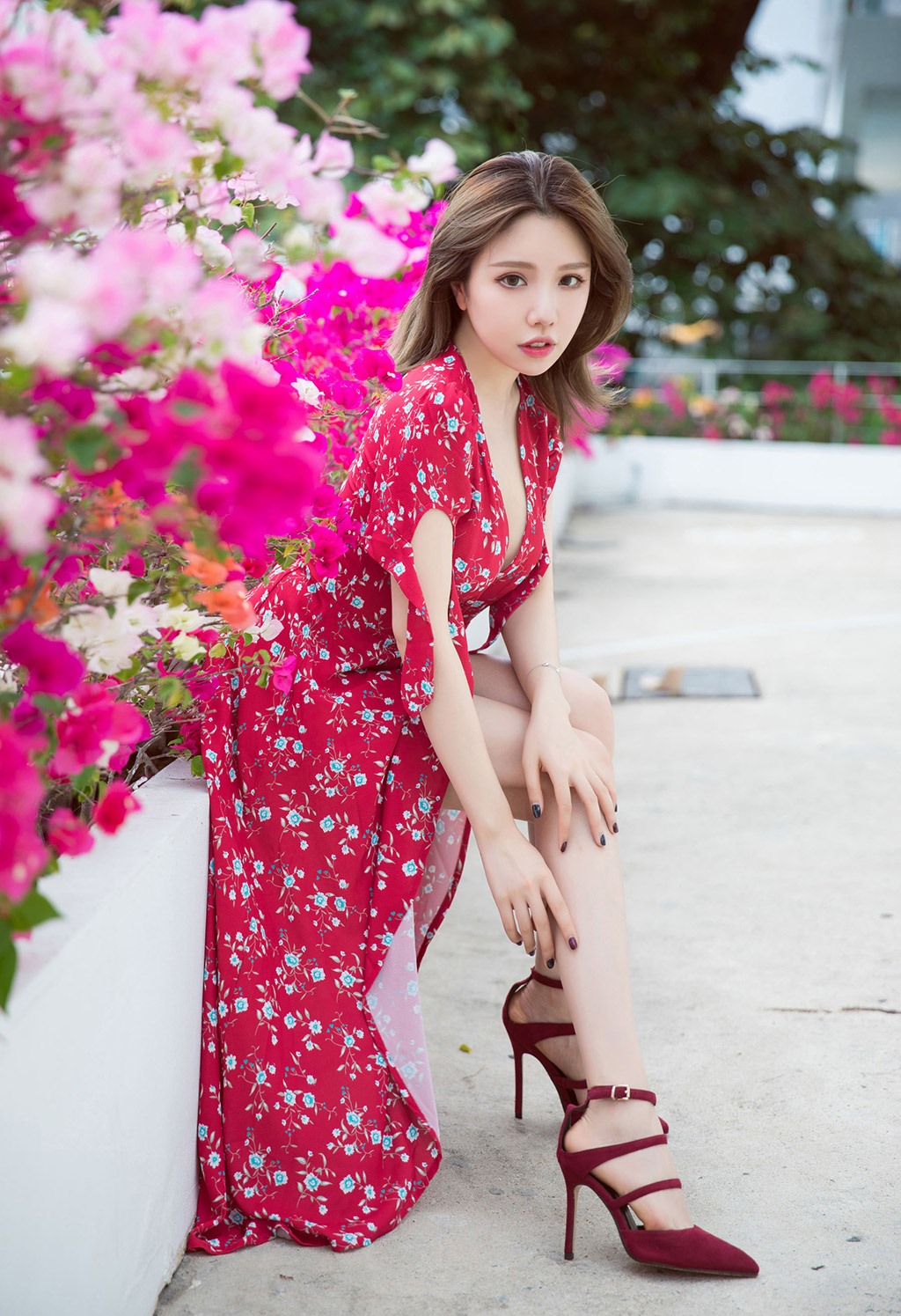 Nữ thần gợi cảm Hoàng Lạc Nhiên e thẹn với váy dài và đôi chân đẹp.