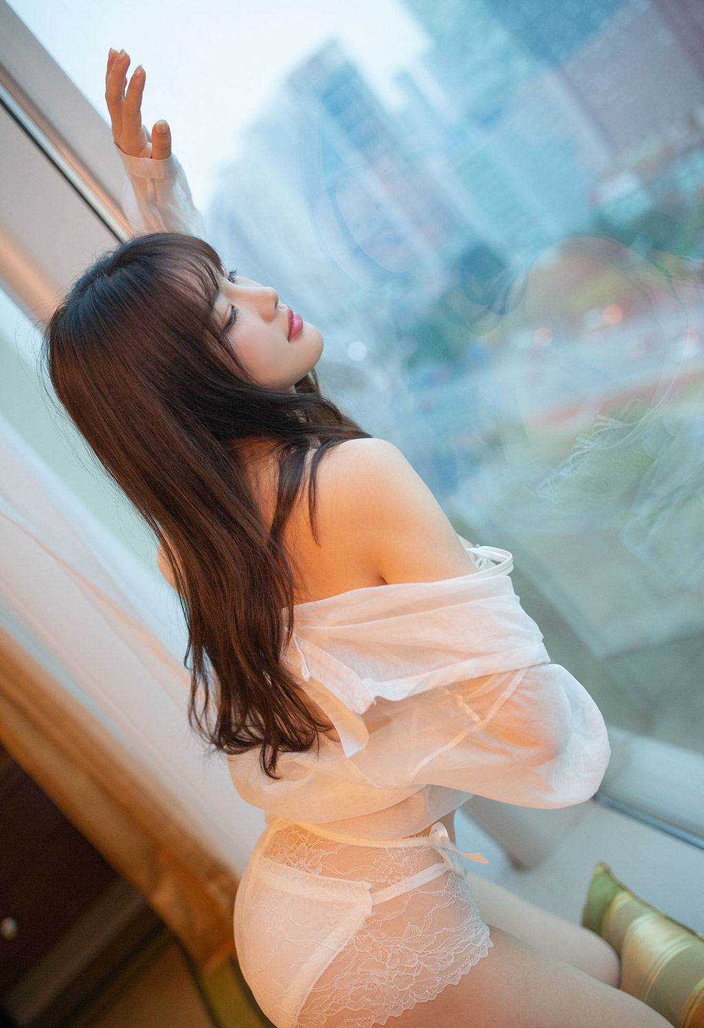 A sexy, modest beauty like a little hamster with a soft bosom and supple waist.