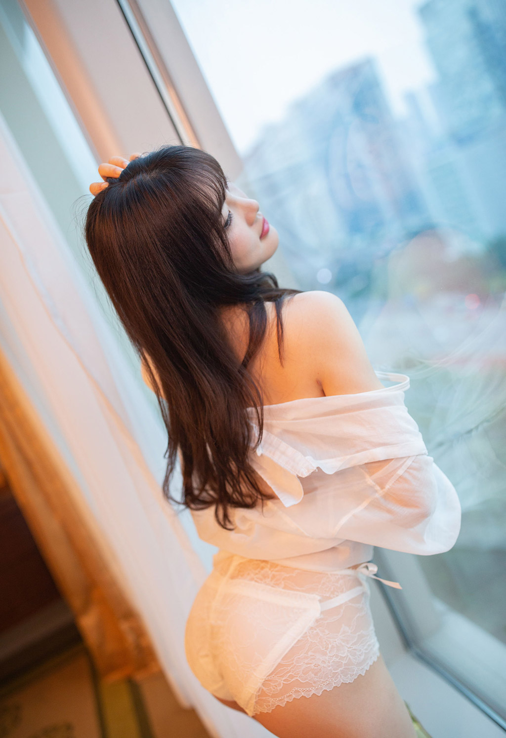 A sexy, modest beauty like a little hamster with a soft bosom and supple waist.