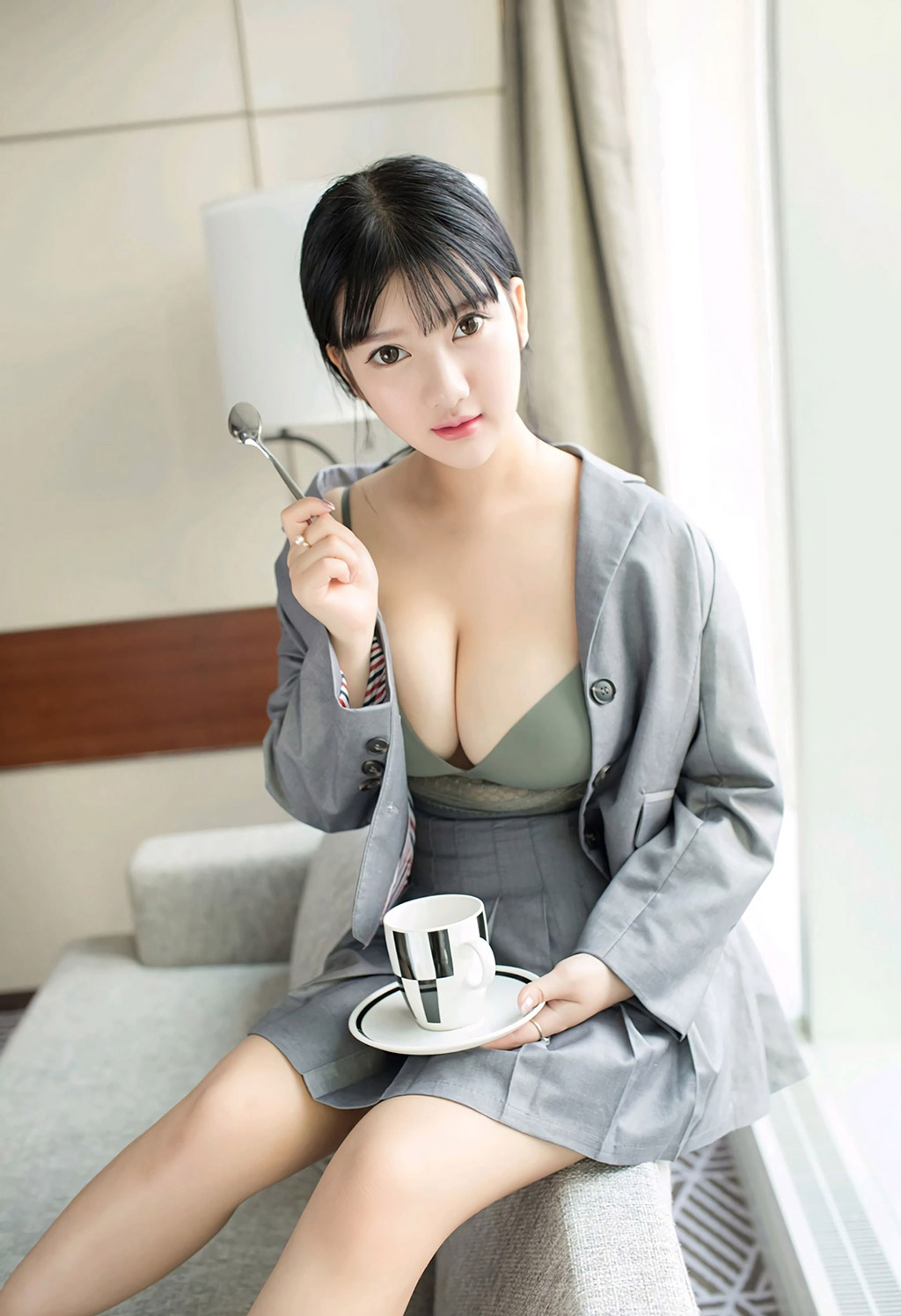 Xiao Yunai's voluptuous breasts under the sexy uniform temptation