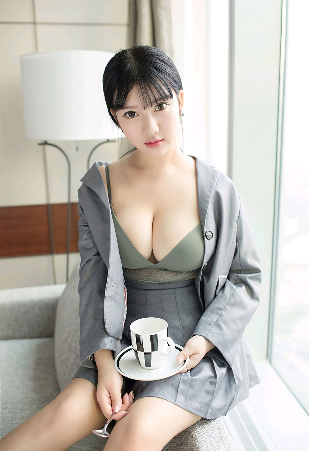 Xiao Yunai's voluptuous breasts under the sexy uniform temptation