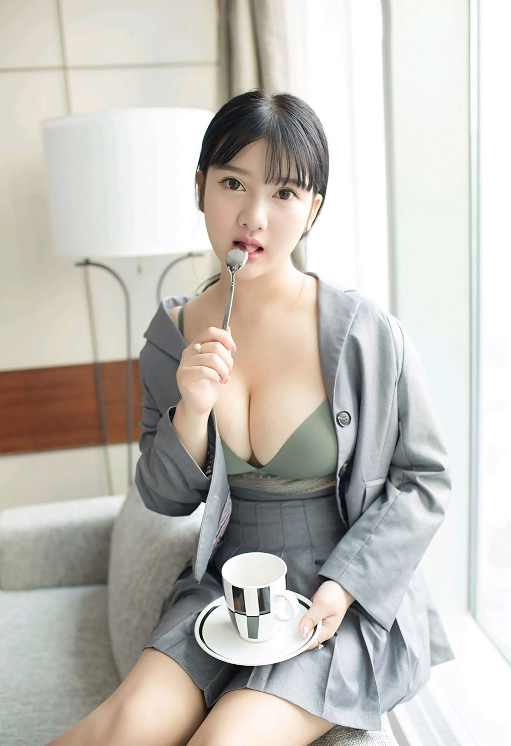 Xiao Yunai's voluptuous breasts under the sexy uniform temptation