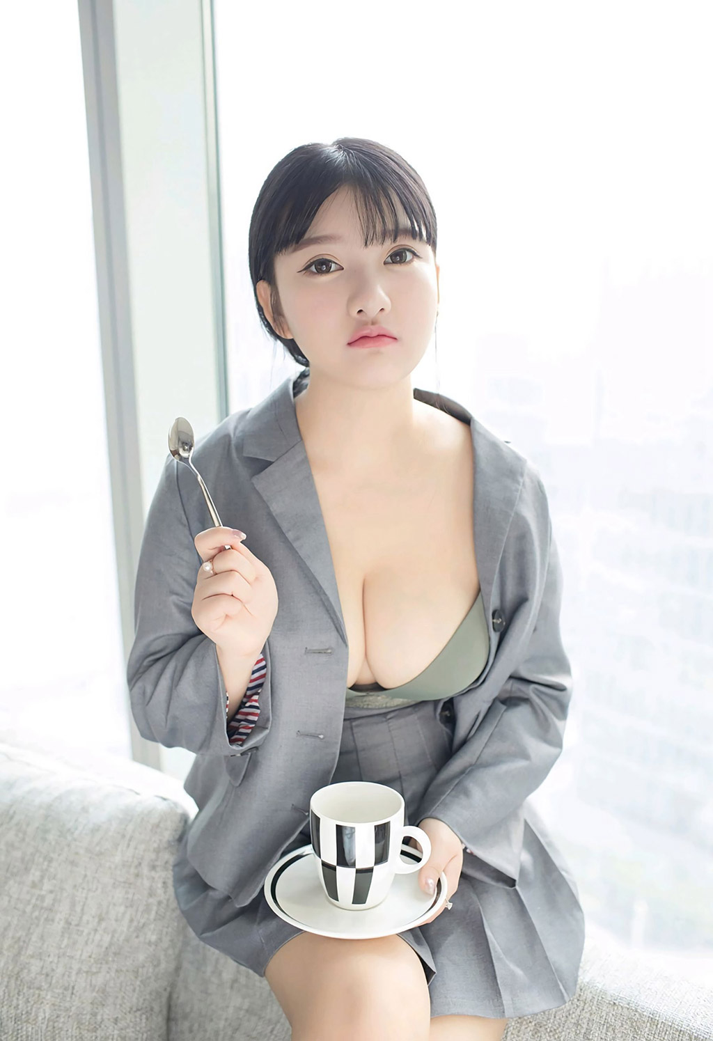Xiao Yunai's voluptuous breasts under the sexy uniform temptation