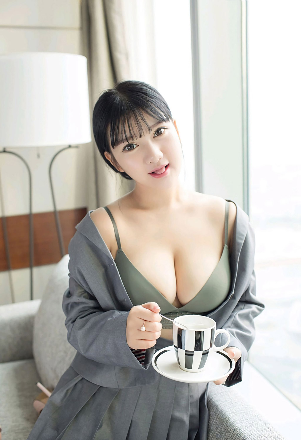 Xiao Yunai's voluptuous breasts under the sexy uniform temptation