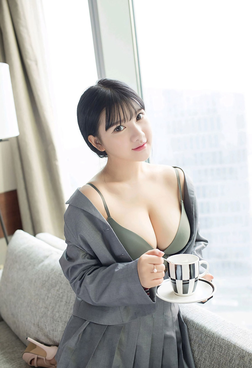 Xiao Yunai's voluptuous breasts under the sexy uniform temptation