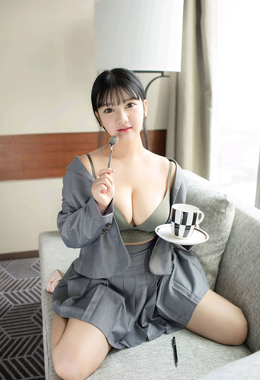 Xiao Yunai's voluptuous breasts under the sexy uniform temptation