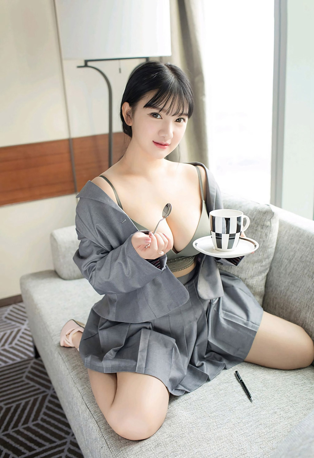 Xiao Yunai's voluptuous breasts under the sexy uniform temptation