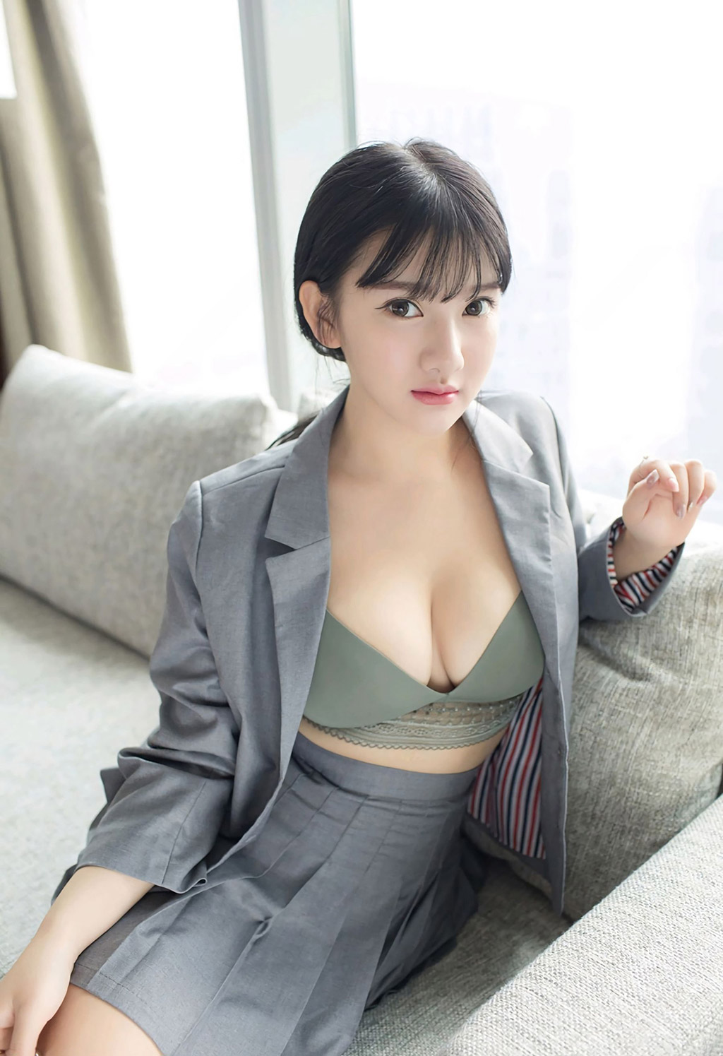 小尤奈豐滿爆乳下的性感制服誘惑