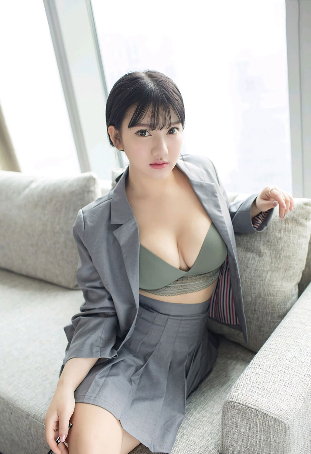 小尤奈豐滿爆乳下的性感制服誘惑