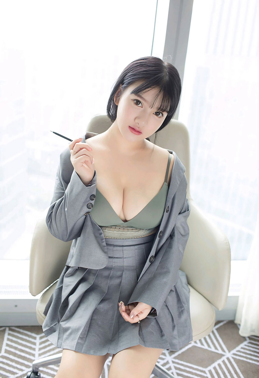 小尤奈豐滿爆乳下的性感制服誘惑