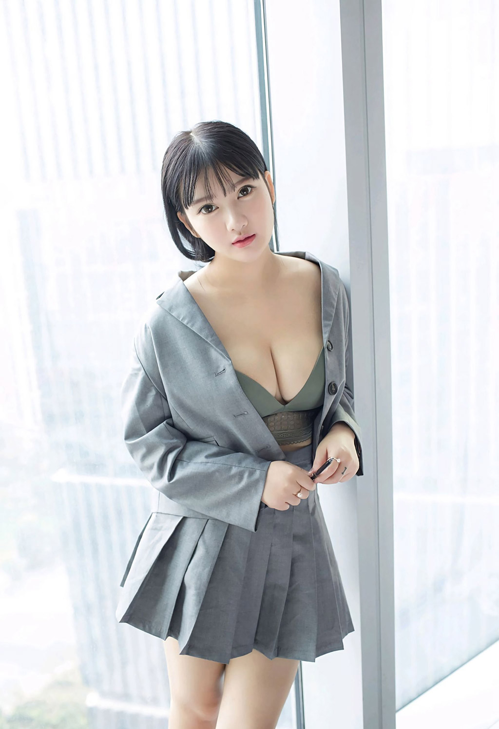 小尤奈豐滿爆乳下的性感制服誘惑