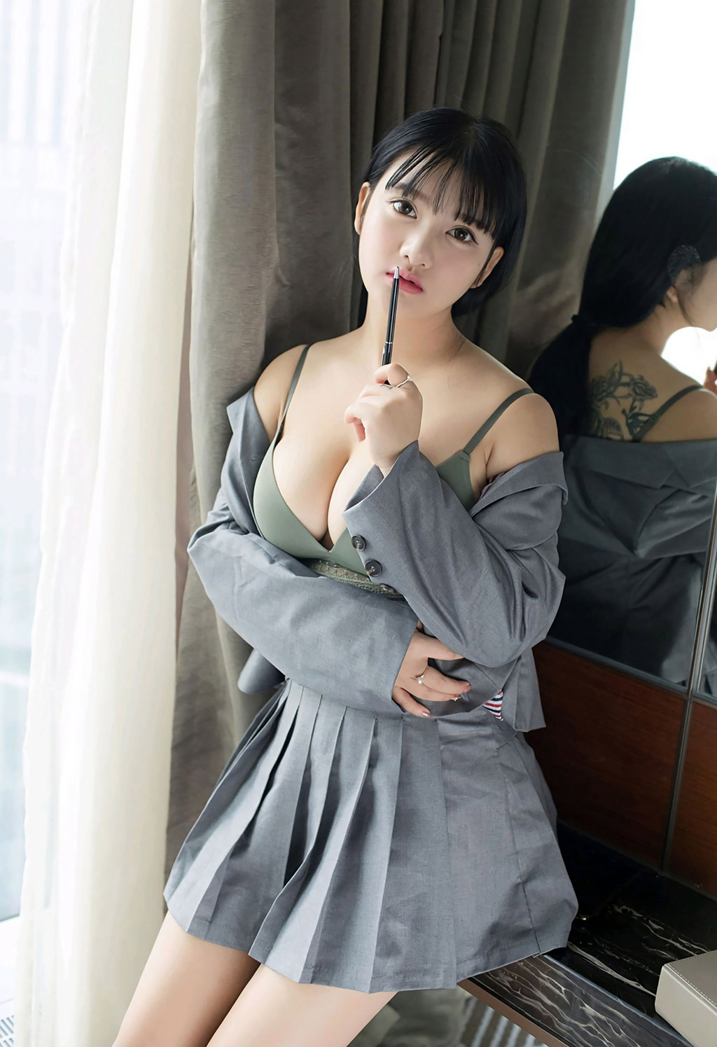 小尤奈豐滿爆乳下的性感制服誘惑