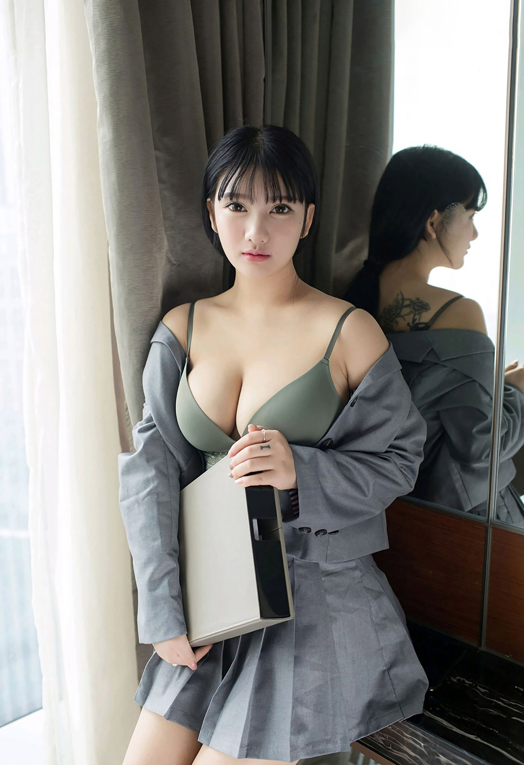 小尤奈豐滿爆乳下的性感制服誘惑
