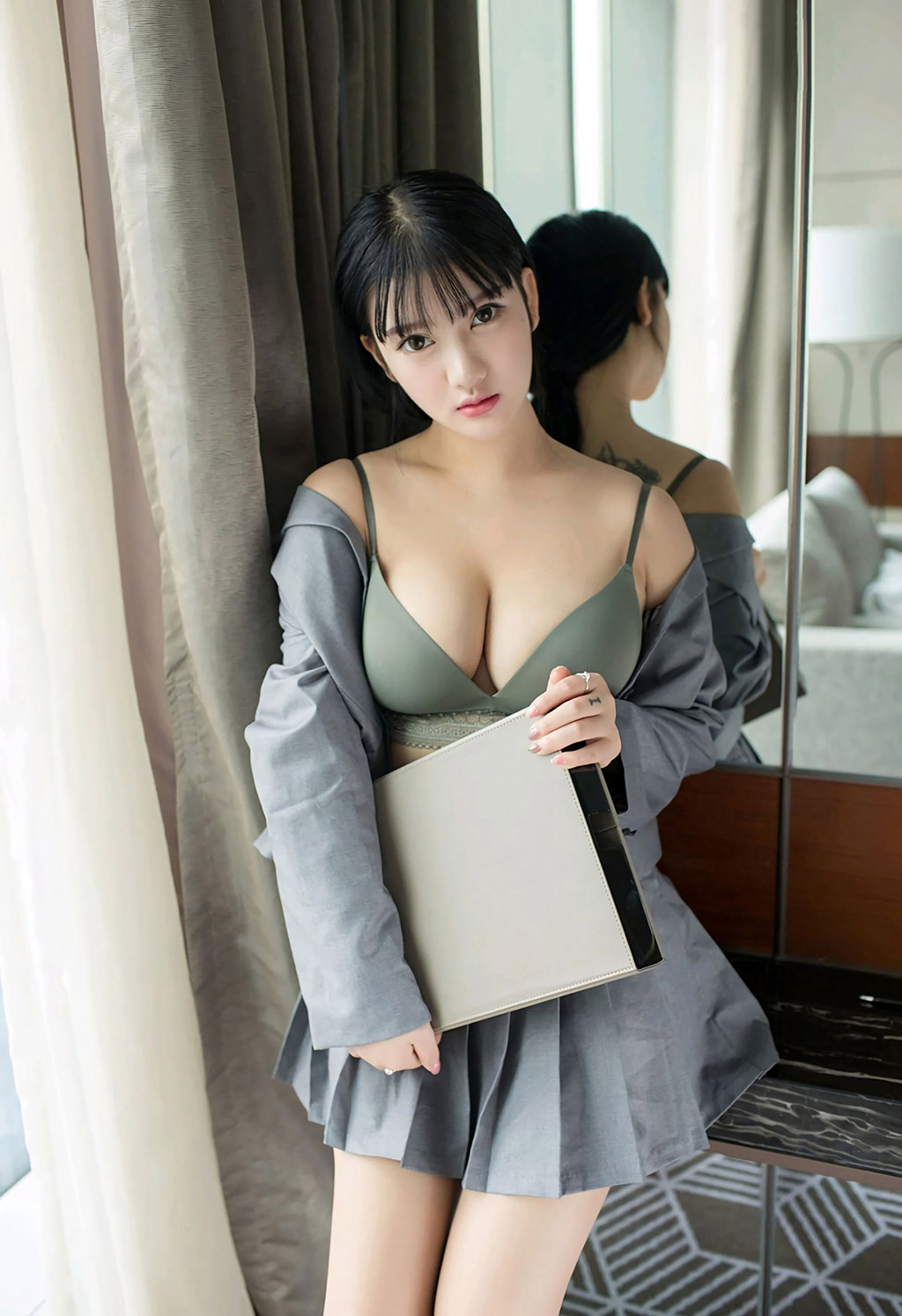小尤奈豐滿爆乳下的性感制服誘惑