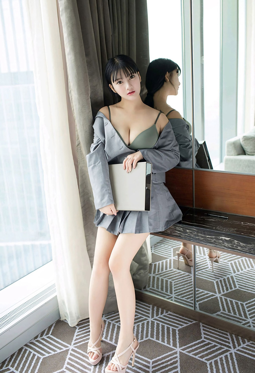 小尤奈豐滿爆乳下的性感制服誘惑