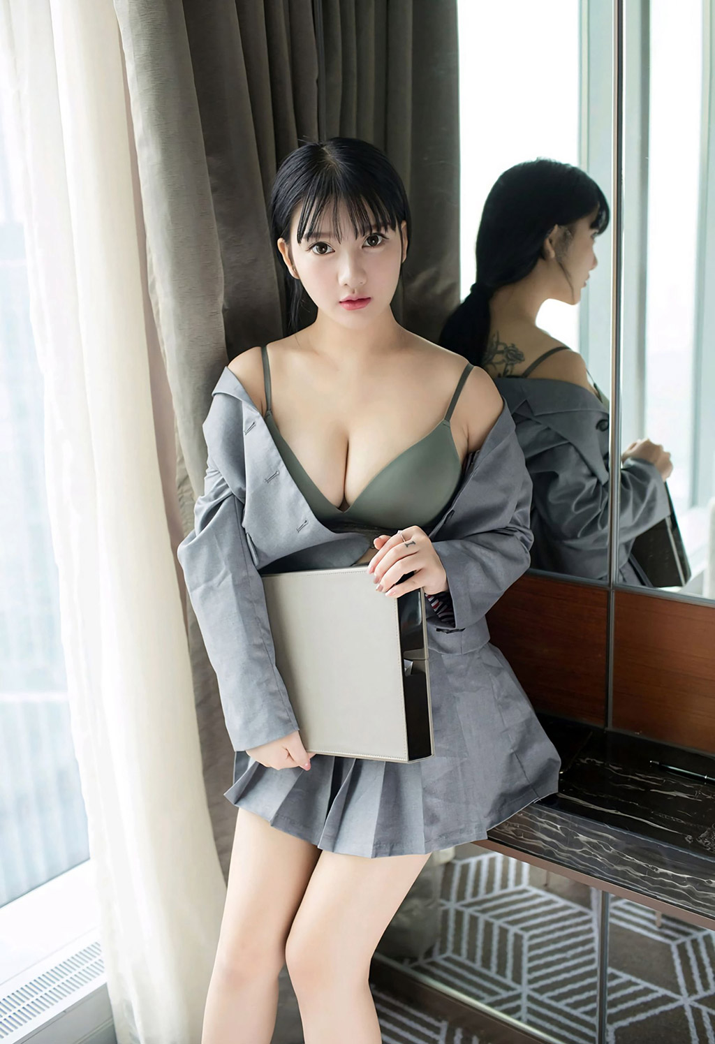 小尤奈豐滿爆乳下的性感制服誘惑