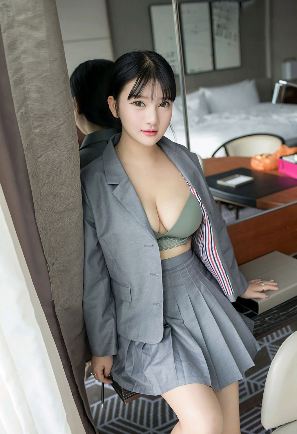 小尤奈豐滿爆乳下的性感制服誘惑