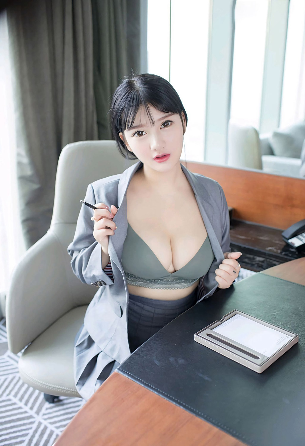 小尤奈豐滿爆乳下的性感制服誘惑