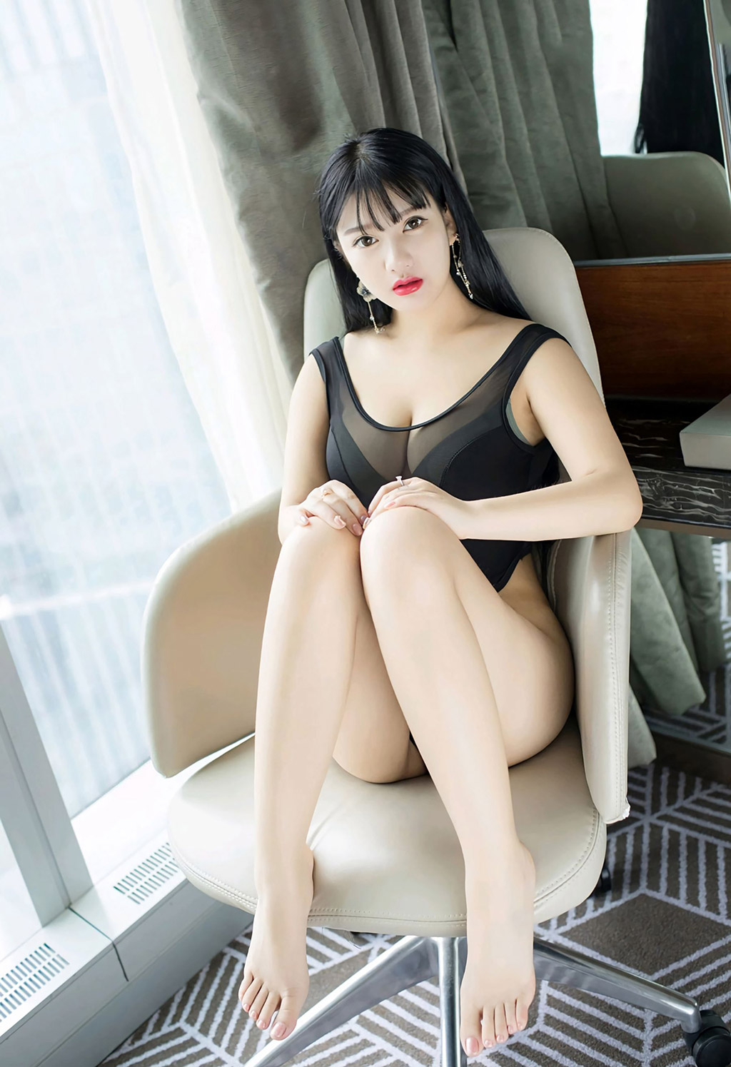 小尤奈豐滿爆乳下的性感制服誘惑