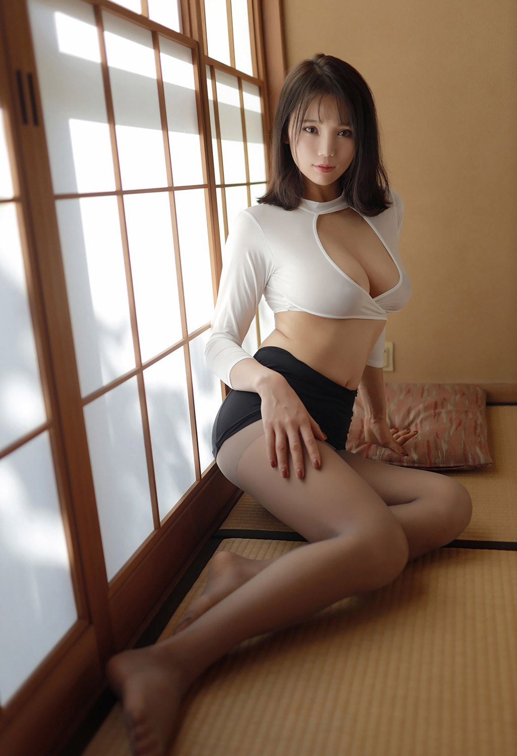 セクシーな秘書 李可可 魅力的な美女 ディープVのバストバインダー