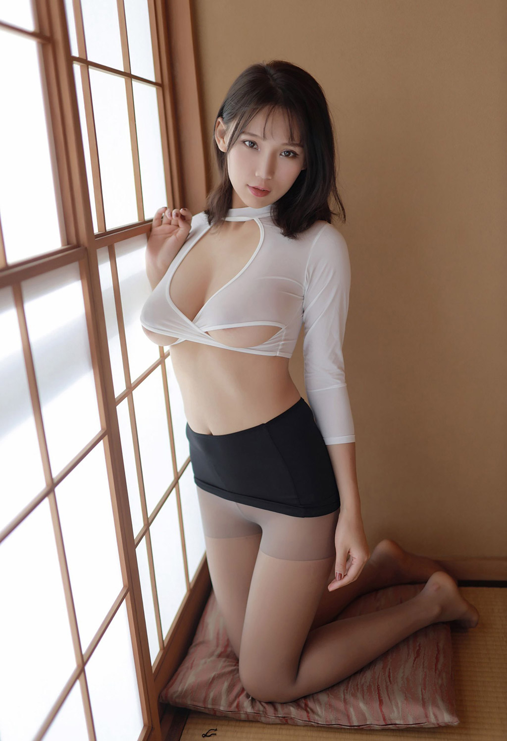 เลขาสาวร้อนแรง หลี่เคอเคอ สาวงามยั่วสวาท ชุดลึกวีรัดอก