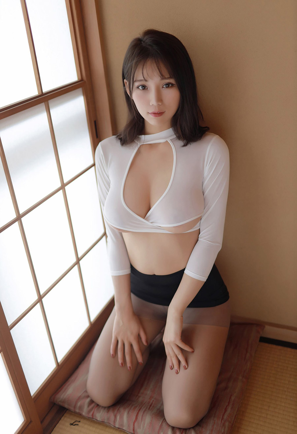 เลขาสาวร้อนแรง หลี่เคอเคอ สาวงามยั่วสวาท ชุดลึกวีรัดอก