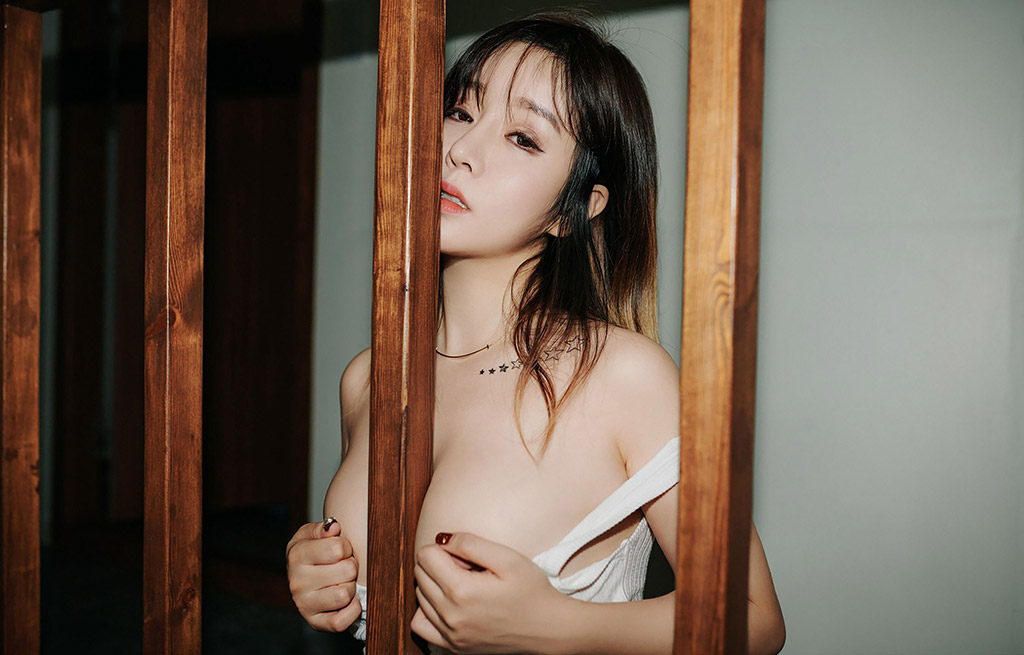 Vương Vũ Thuần với thân hình nóng bỏng, gợi cảm, mê hoặc và say đắm.