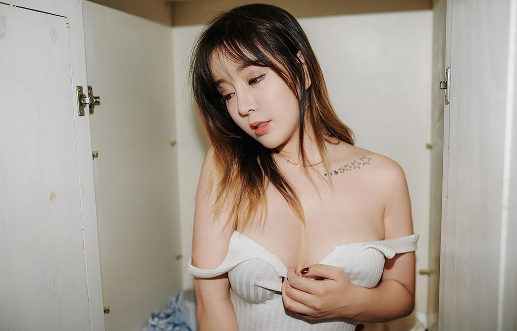 Vương Vũ Thuần với thân hình nóng bỏng, gợi cảm, mê hoặc và say đắm.