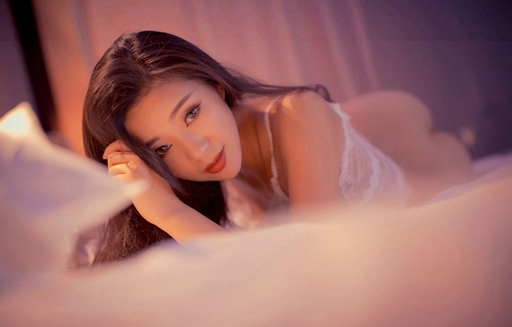 Người mẫu gợi cảm Tống KiKi với đường cong tinh xảo và thân hình quyến rũ.