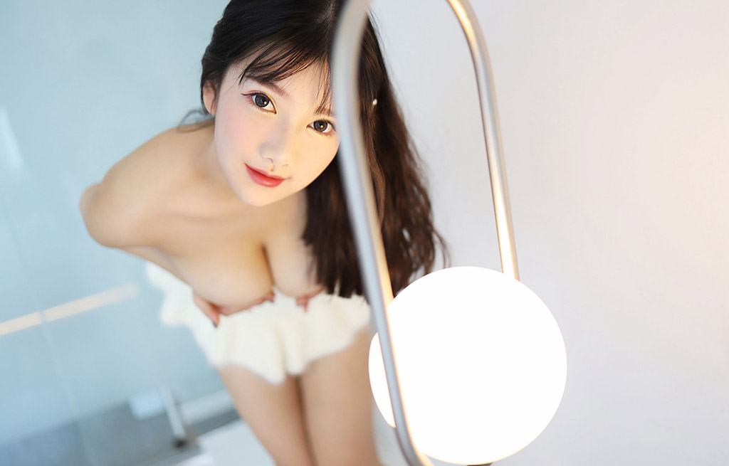 Áo len tươi mới của Tiểu Yuna và trang phục bó ngực mở thấp