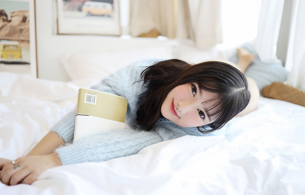 Xiao Yunai's fresh sweater and low-cut bustier outfit