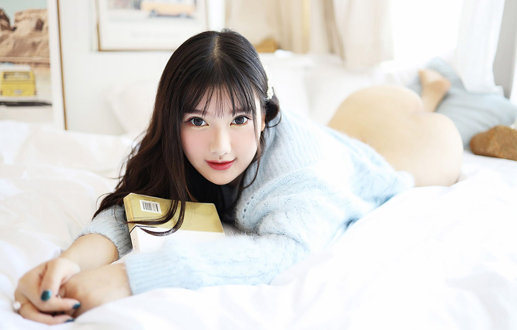 Xiao Yunai's fresh sweater and low-cut bustier outfit