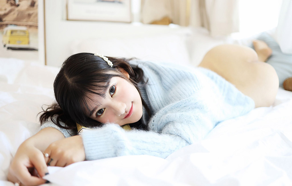 Xiao Yunai's fresh sweater and low-cut bustier outfit